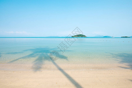 夏天蓝色大海上棕榈树的美丽影子放松热带海景游艇绿色岛屿和浅蓝色的天空背景晴朗的日子KohMak岛图片