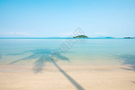 夏天蓝色大海上棕榈树的美丽影子放松热带海景游艇绿色岛屿和浅蓝色的天空背景晴朗的日子KohMak岛背景图片