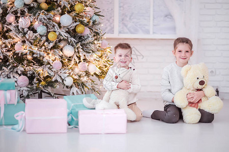 新年礼物和圣诞树旁边坐着一男女的照片背景图片