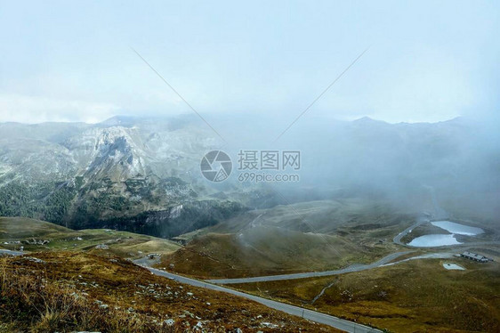 自然背景山顶上终年积雪选择焦点雾遮图片