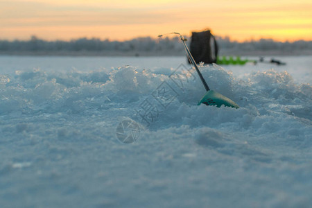 冬季冬季钓鱼在图片