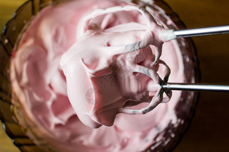 搅拌机上蛋糕的粉色奶油图片