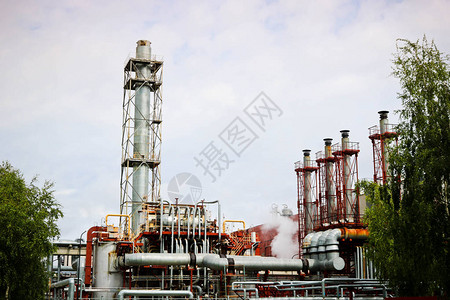 在炼油石化学工厂安装热电联产装置和生产过热蒸汽的设备和高压管道图片