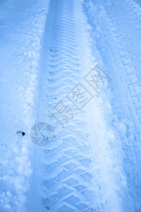 1月12月冬季公路1月12月农村地区和雪中拖拉机车轨迹图片