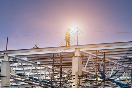 在建筑工地作的人用脚手架和天空背景的建筑建筑图片