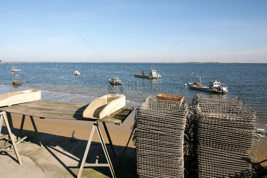 俯瞰Arcachon海盆的渔民小高清图片下载正版图片506241173摄图网