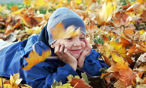 儿童和秋天秋叶的孩子秋叶图片