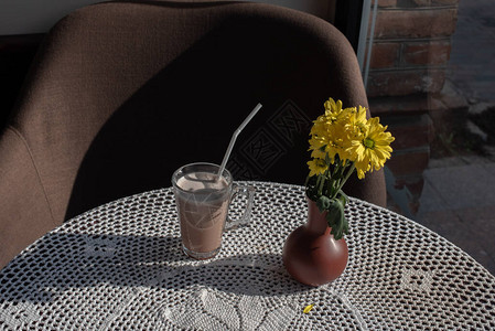 一杯美味的巧克力牛奶木制的桌子上图片