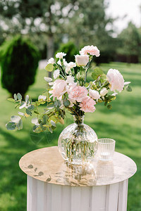 丁香玫瑰和桉树的美丽春天花束图片
