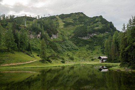 在阿尔卑斯山脉的山地景观中图片