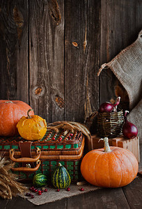 快乐的感恩节背景南瓜和旧木桌上的柳条篮万圣节秋天的秋天节日概念图片