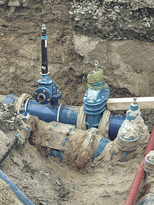 Valve和HDPE管道在地下焊接城市饮用水系统MAN供水塑图片