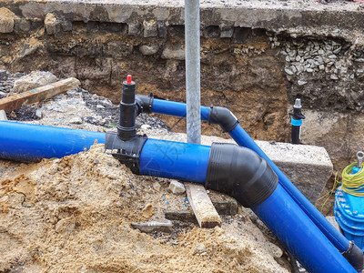 用于饮用水的HDPE塑料管更新城市的饮用水系统在平房的角落图片