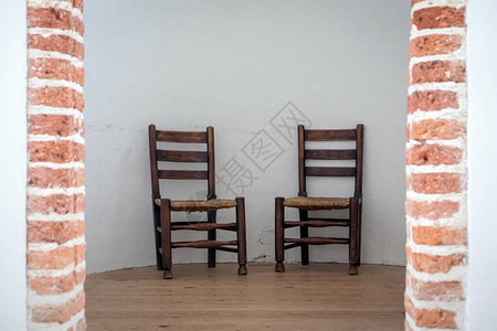 西辛赫斯特卡斯尔特的两张棕色学校椅子图片