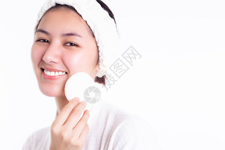 年轻的亚洲女拥有漂亮容光焕发的面部皮肤图片