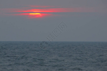 明亮的日落海面下有黄色的大太阳日落在图片