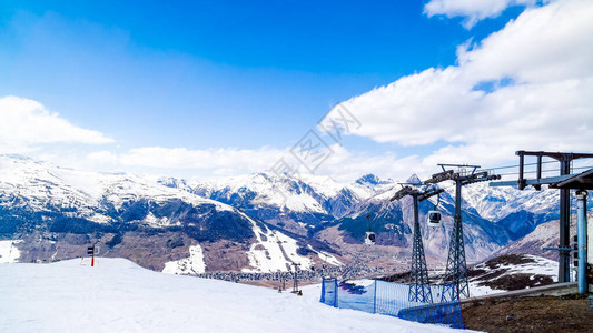 冬季美丽的山脉带滑雪缆车的斜坡和滑雪道滑雪和滑雪板假期意大利维尼奥村图片