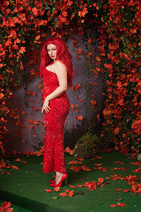 在秋公园穿红色长晚礼服的漂亮美女图片