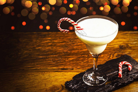 蛋酒典型的圣诞饮料与圣诞灯背景圣诞主题中的散景效图片