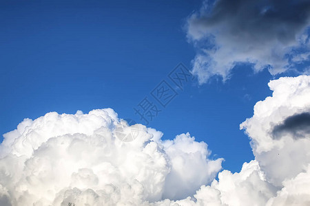 在蓝天的风暴云图片