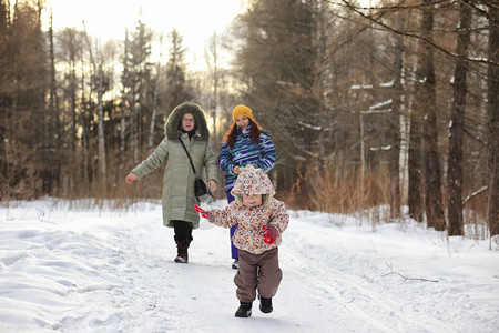 孩子跑在冬公园和图片