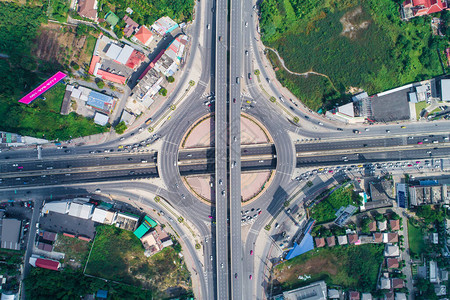 带有汽车航空视图的交通路图片