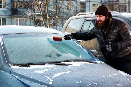 冬天男人刷车雪图片