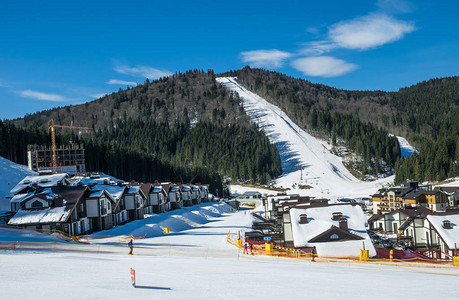 乌克兰喀尔巴阡山脉冬季度假胜地Bukovel的山坡上雪滑坡图片