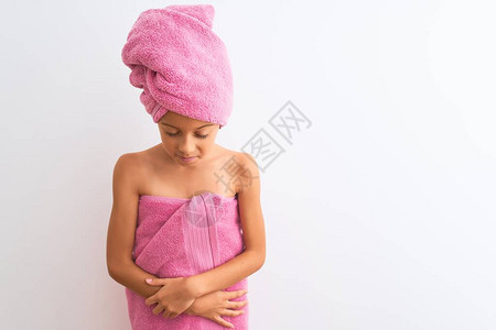 漂亮的小女孩洗完澡后穿着浴巾站在孤立的白色背景上图片