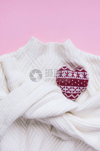 创意情人节浪漫平铺头顶白色毛衣和针织心粉色背景复制空间简约风格图片