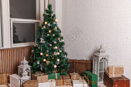 经典圣诞新年装饰室内房间新年树与金饰装的圣诞树现代白色古典风格的室内设计公寓背景图片