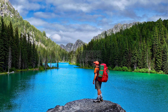 在北瀑布徒步旅行在翡翠高山湖上方的悬崖上徒步旅行者纳达湖西雅图附近的迷人湖盆地图片