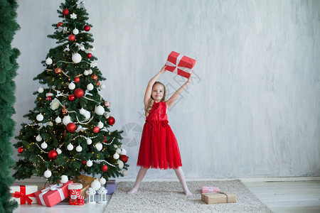 女孩装饰圣诞树礼物新年图片
