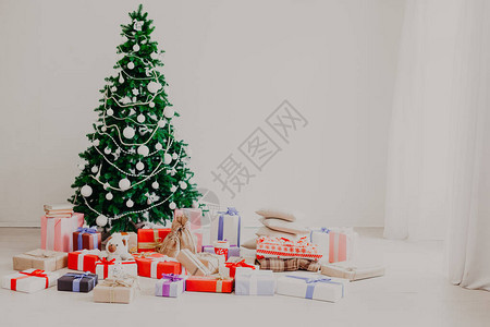 圣诞树与礼物灯新年图片