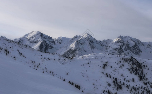 冬季清晨山的全景在PitztalJerzens在奥地利阿尔卑斯山滑雪场图片