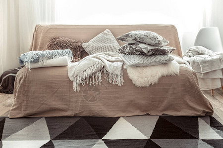 客厅的现代内部配有沙发和装饰品装饰枕头和毯子舒图片