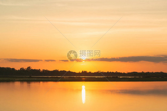 在湖的日落美丽的夕阳在云层上方的湖景背之上日落时有云图片