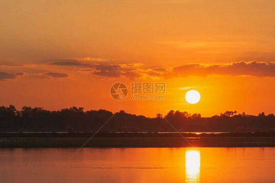 在湖的日落美丽的夕阳在云层上方的湖景背之上日落时有云图片