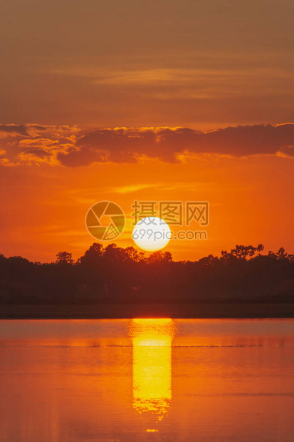 在湖的日落美丽的夕阳在云层上方的湖景背之上日落时有云图片