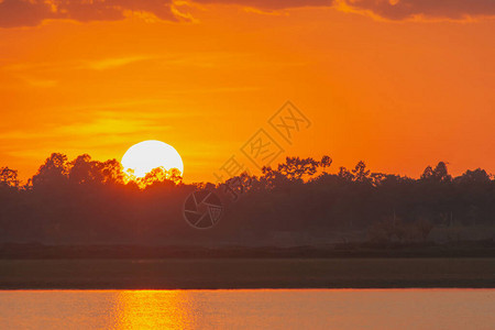 在湖的日落美丽的夕阳在云层上方的湖景背之上日落时有云图片