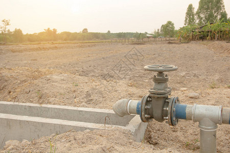 农耕用灌溉管道和水阀的水图片