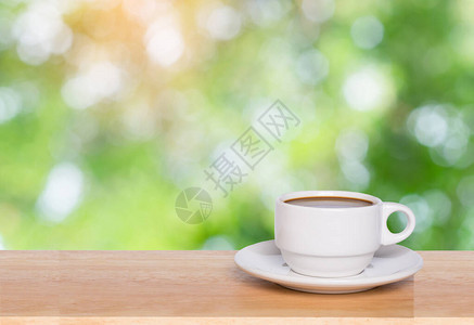 空木桌面和咖啡杯模糊了自然背景图片