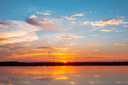 日落倒影泻湖在云层和蓝天之上的泻湖景观背景之上的美丽日落日落时有云图片