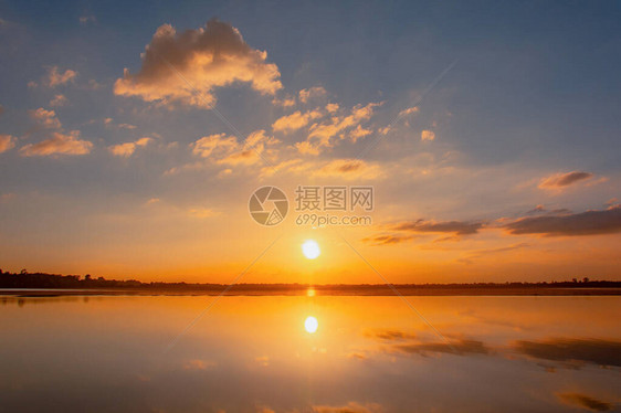 日落倒影泻湖在云层和蓝天之上的泻湖景观背景之上的美丽日落日落时有云图片