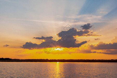 日落倒影泻湖在云层和蓝天之上的泻湖景观背景之上的美丽日落日落时有云图片