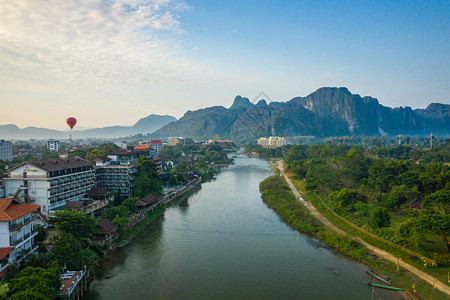老挝Vangvieng日出时在南松河上空的图片