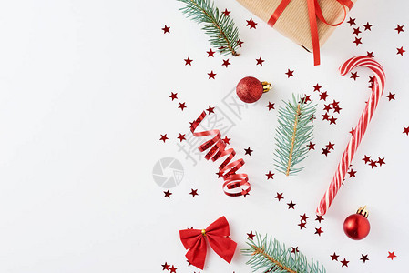 圣诞节装饰白色背景上的礼品盒和节日五彩纸屑平躺圣诞图片