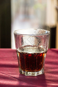日落时意大利餐厅桌上的红软饮料一杯美图片