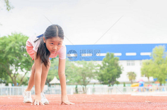 快乐可爱的可爱女孩图片