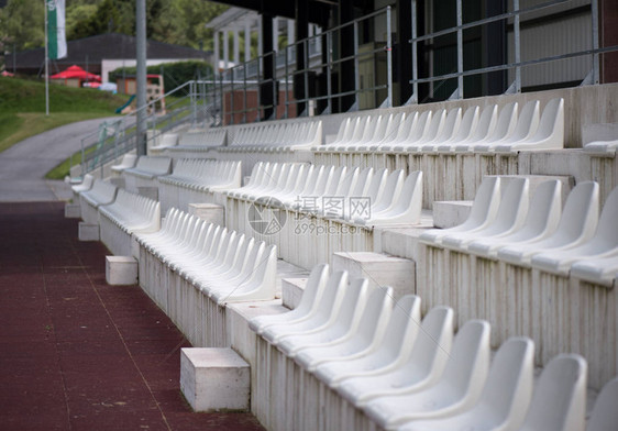 体育场球迷区的白色座位一个小型体育场的看台球迷体图片